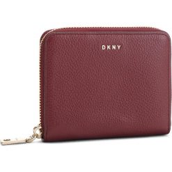Duży Portfel Damski DKNY - Sm Zip Around- Pebbl R831A656 Blood Red XOD. Czerwone portfele damskie DKNY, bez wzorów, ze skóry. W wyprzedaży za 339,00 zł.