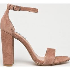 Steve Madden - Sandały skórzane Carrson. Żółte sandały damskie Steve Madden, bez wzorów, ze skóry, bez obcasa, na obcasie, na klamry. W wyprzedaży za 299,90 zł.