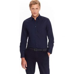 Koszula męska elegancka z gładkiej tkaniny z kołnierzem typu kent. Koszule męskie na zimę, m, z jeansu, eleganckie. W wyprzedaży za 39,99 zł.
