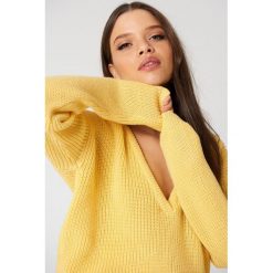 Swetry oversize damskie: Josefin Ekström for NA-KD Sweter z głębokim dekoltem V - Yellow
