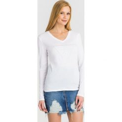 LONGSLEEVE TRIANGLE Guess. Białe bluzy damskie Guess, s, z aplikacjami, z bawełny. Za 114,50 zł.