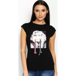 Czarny T-shirt Used Famous. Czerwone bluzki z odkrytymi ramionami marki KALENJI, z elastanu, z krótkim rękawem, krótkie. Za 49,99 zł.