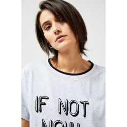 Koszulka z nadrukiem. Szare koszulki damskie Moodo, xl, z nadrukiem, z bawełny, klasyczne, z okrągłym kołnierzem, z krótkim rękawem. Za 34,99 zł.