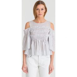 Biała bluzka off-shoulder Patrizia Pepe w szare paski. Białe bluzki damskie Patrizia Pepe, w paski, z bawełny, z okrągłym kołnierzem, bez rękawów. Za 387,60 zł.