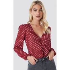 NA-KD Boho Bluzka z drapowaniem - Red. Czerwone bluzki damskie marki NA-KD Boho, bez wzorów, z poliesteru, boho, bez kołnierzyka, bez rękawów. Za 121,95 zł.
