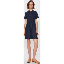 Tommy Hilfiger - Sukienka. Niebieskie sukienki damskie TOMMY HILFIGER, na co dzień, s, bez wzorów, z elastanu, casualowe, bez kołnierzyka, z krótkim rękawem, krótkie, mini, rozkloszowane. W wyprzedaży za 429,90 zł.