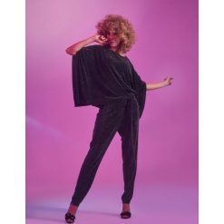 ELEGANCKIE SPODNIE Z POŁYSKIEM, Z WIĄZANIEM W PASIE. Czarne bluzki damskie Top Secret, s, z dzianiny. W wyprzedaży za 59,99 zł.