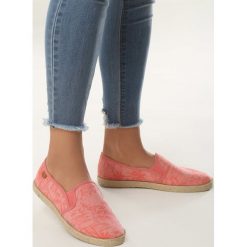 Różowe Espadryle Palm Beach. Różowe espadryle damskie Born2be, z nadrukiem, bez obcasa, na płaskiej podeszwie. Za 29,99 zł.