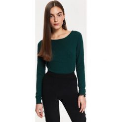 Sweter z błyszczącymi kropkami. Zielone swetry damskie Top Secret, bez wzorów, z dzianiny, klasyczne, bez rękawów, bez kaptura. Za 89,99 zł.