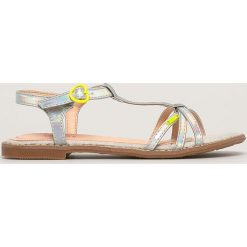 Pepe Jeans - Sandały dziecięce Elsa Iridiscent. Szare sandały dziewczęce Pepe Jeans, z jeansu, na klamry. Za 239,90 zł.