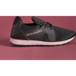 Sportowe buty Gym Hard - Czarny. Czarne buty sportowe damskie Sinsay, bez wzorów, sportowe. Za 59,99 zł.