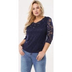 Granatowa Bluzka Flavor. Niebieskie bluzki damskie Born2be, xl, z aplikacjami, z dzianiny, z okrągłym kołnierzem. Za 59,99 zł.