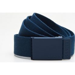 Parciany pasek z metalową klamrą - Granatowy. Niebieskie paski męskie marki Cropp, w paski. Za 29,99 zł.
