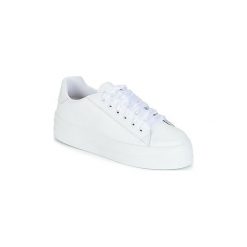Buty Yurban JUNNY. Białe trampki i tenisówki damskie marki Yurban, bez wzorów, bez zapięcia. Za 215,20 zł.