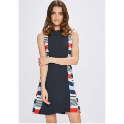 Tommy Hilfiger - Sukienka Kemme. Szare sukienki mini TOMMY HILFIGER, na co dzień, m, z materiału, casualowe, z okrągłym kołnierzem, rozkloszowane. W wyprzedaży za 499,90 zł.