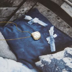 Mała muszelka- perłowy wisiorek ze złotem. Białe naszyjniki damskie marki Pakamera, z perłą, złote. Za 1060,00 zł.