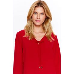 BLUZKA DAMSKA Z WIĄZANIEM Z OZDOBNĄ KOŃCÓWKĄ. Czerwone bluzki damskie marki Top Secret, bez wzorów, eleganckie, z dekoltem w serek, bez rękawów. W wyprzedaży za 39,99 zł.