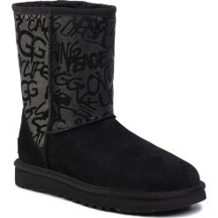 Buty UGG - W Classic Short Sparkle Graffiti 1107035 Blk. Czarne kozaki damskie Ugg, z wełny, na niskim obcasie, bez zapięcia. W wyprzedaży za 519,00 zł.
