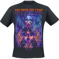 And Then She Came Kaosystematig T-Shirt czarny. Niebieskie t-shirty męskie z nadrukiem marki Reserved, l, z okrągłym kołnierzem. Za 42,90 zł.