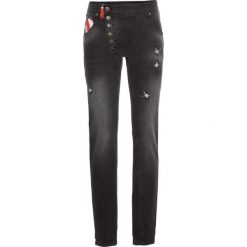 Dżinsy Boyfriend z naszytą flagą bonprix czarny denim. Czarne jeansy damskie bonprix, z jeansu. Za 79,99 zł.