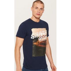 T-shirt z fotonadrukiem - Granatowy. Niebieskie t-shirty męskie House, l. W wyprzedaży za 19,99 zł.