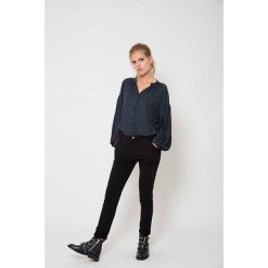 Bluzka "Cynthia" w kolorze czarnym. Czarne bluzki damskie June 7.2, s, z haftami, bez kołnierzyka, bez rękawów. W wyprzedaży za 219,95 zł.