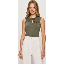 Marciano Guess - Top. Czarne bluzki damskie MARCIANO GUESS, s, z aplikacjami, z elastanu, casualowe, z okrągłym kołnierzem, z krótkim rękawem. W wyprzedaży za 229,90 zł.