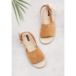Camelowe Sandały Womanliness. Brązowe espadryle damskie Born2be, w paski, bez obcasa, na płaskiej podeszwie. Za 69,99 zł.