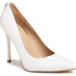 Szpilki GUESS - FL6CR 6LEA08 WHITE. Białe półbuty damskie Guess, z aplikacjami, ze skóry ekologicznej, eleganckie, bez obcasa, na obcasie, bez zapięcia. W wyprzedaży za 509,00 zł.