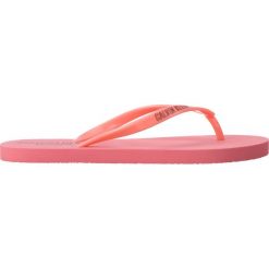 Calvin Klein Japonki Różowy. Różowe klapki damskie Calvin Klein, w paski, z materiału, bez obcasa. Za 137,95 zł.