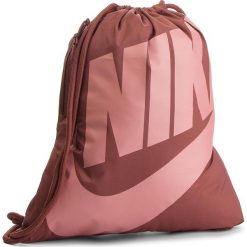 Plecak NIKE - BA5351 236. Różowe plecaki męskie Nike, bez wzorów, z materiału, sportowe. Za 74,00 zł.