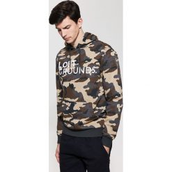 Bluzy męskie: Bluza camo z napisem – Szary
