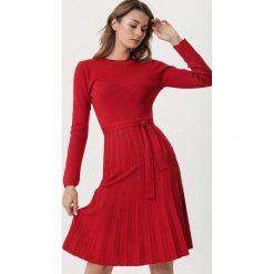 Czerwona Sukienka Myuna. Czerwone sukienki damskie Born2be, s, z dzianiny, eleganckie, rozkloszowane. Za 139,99 zł.