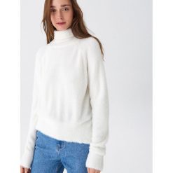 Sweter z golfem - Kremowy. Białe golfy damskie House, s. W wyprzedaży za 59,99 zł.