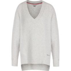 Sweter Tommy Jeans Tjw Side Slit DW0DW07191. Niebieskie swetry damskie Tommy Jeans, s, bez wzorów, z elastanu, klasyczne, bez rękawów, bez kaptura. W wyprzedaży za 269,00 zł.