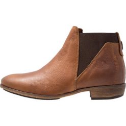 HUB KIM Ankle boot cognac. Brązowe botki damskie marki HUB, ze skóry, bez obcasa, bez zapięcia. Za 549,00 zł.