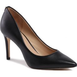 Szpilki GUESS - FLBE74 LEA08 BLACK. Czarne półbuty damskie Guess, z aplikacjami, ze skóry, bez obcasa, na obcasie, bez zapięcia. W wyprzedaży za 329,00 zł.
