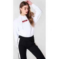 Bluzy damskie: NA-KD Trend Bluza z kapturem i logo NA-KD – White