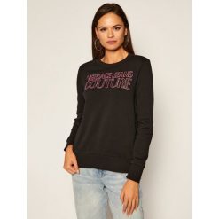 Bluza Versace Jeans Couture B6HZA7KP. Czarne bluzy damskie Versace Jeans Couture, m, bez wzorów, z jeansu, bez rękawów, bez kaptura. Za 719,00 zł.