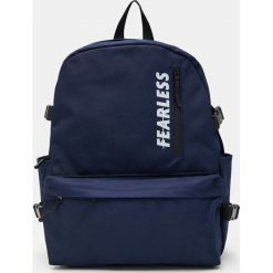 Plecak z napisem Fearless - Granatowy. Niebieskie plecaki męskie Sinsay, z napisami. Za 59,99 zł.