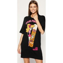 Sukienka dzianinowa LOVE MOSCHINO WSR6610X 1307. Czarne sukienki damskie Love Moschino, bez wzorów, z wiskozy, bez kołnierzyka, bez rękawów. W wyprzedaży za 619,00 zł.