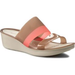 Klapki CROCS - Colorblock Wedge W 200031 Bronze. Pomarańczowe klapki damskie marki Crocs, bez wzorów, z tworzywa sztucznego, bez obcasa, na obcasie. W wyprzedaży za 199,00 zł.
