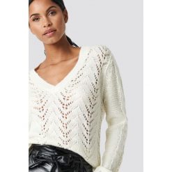 NA-KD Trend Sweter z dekoltem V - White,Offwhite. Białe swetry klasyczne damskie NA-KD Trend, z dzianiny. Za 202,95 zł.