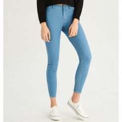 Jeansy skinny ze średnim stanem - Niebieski. Niebieskie jeansy damskie Sinsay, bez wzorów, z jeansu. Za 49,99 zł.