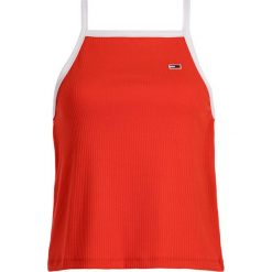 Top Tommy Jeans DW0DW06757. Czerwone bluzki damskie Tommy Jeans, l, bez wzorów, z jeansu, polo, bez rękawów. W wyprzedaży za 119,00 zł.
