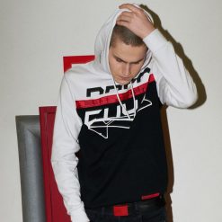 Bluza z nadrukiem kolekcja Progress - Czarny. Czarne bluzy męskie marki Cropp, s, z nadrukiem, bez kołnierzyka, bez rękawów, bez kaptura. Za 129,99 zł.