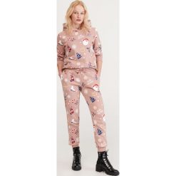 Bluza z nadrukiem świątecznym - Różowy. Różowe bluzy damskie Reserved, s, z nadrukiem, bez rękawów, bez kaptura. Za 79,99 zł.