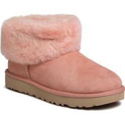 Buty UGG - W Classic Mini Fluff 1106757 Lss. Różowe kozaki damskie Ugg, ze skóry, bez obcasa, bez zapięcia. W wyprzedaży za 479,00 zł.