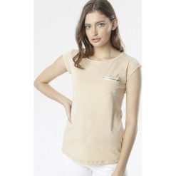 Jasnobeżowy T-shirt Theva. Brązowe bluzki damskie Born2be, s, bez wzorów, bez kołnierzyka, bez rękawów. W wyprzedaży za 54,99 zł.