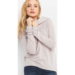 Lekki sweter z kołnierzem. Brązowe bluzki damskie marki Orsay, s, z elastanu, z asymetrycznym kołnierzem, z długim rękawem. Za 69,99 zł.